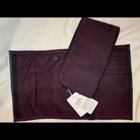 Lululemon Test of Time Travel Wallet - Picture 5 of 6